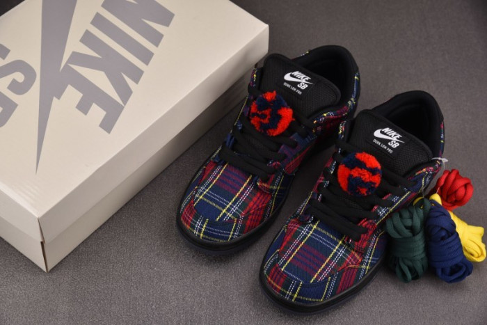 Nardwuar Nike SB Dunk Low II1493-600